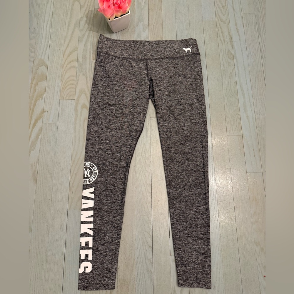 💕VS PINK NEW YORK YANKEES LEGGINGS💕
